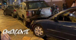 Mujer al volante choca 4 autos estacionados en el Centro de Querétaro