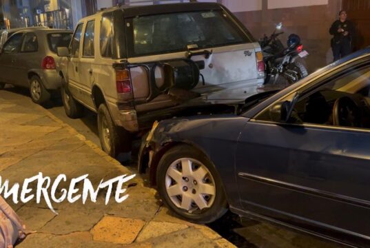 Mujer al volante choca 4 autos estacionados en el Centro de Querétaro