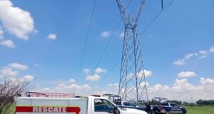 Evitan que hombre se arroje de lo alto de una antena en Pedro Escobedo