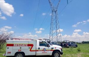 Evitan que hombre se arroje de lo alto de una antena en Pedro Escobedo