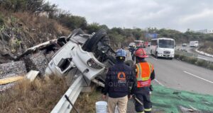 Muere conductor de tracto camión tras volcadura en el Libramiento Norponiente
