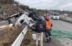 Muere conductor de tracto camión tras volcadura en el Libramiento Norponiente