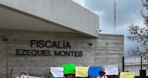 PADRES DE FAMILIA SE MANIFIESTAN EN EZEQUIEL MONTES