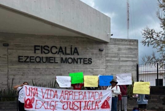 PADRES DE FAMILIA SE MANIFIESTAN EN EZEQUIEL MONTES