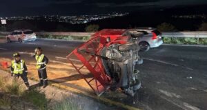 VOLCADURA MOVILIZA A CUERPOS DE EMERGENCIA EN EL FRAY JUNÍPERO SERRA