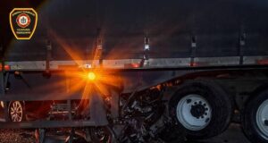 Muere conductor tras impactar su camioneta contra un tráiler en la carretera Tequisquiapan–Querétaro