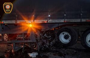 Muere conductor tras impactar su camioneta contra un tráiler en la carretera Tequisquiapan–Querétaro