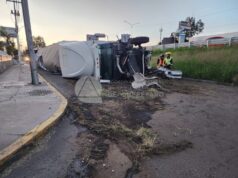 Vuelca tráiler en la lateral de la México – Querétaro; derrama de combustible