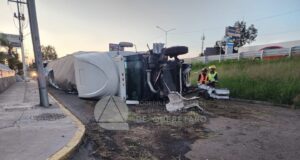 Vuelca tráiler en la lateral de la México – Querétaro; derrama de combustible