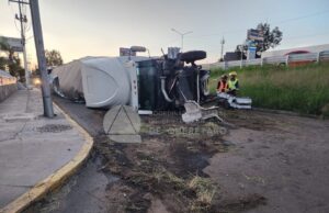 Vuelca tráiler en la lateral de la México – Querétaro; derrama de combustible