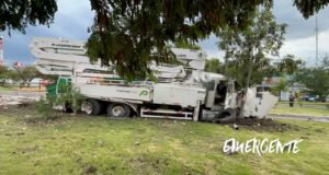 Grúa se sube a camellón de Centro Sur
