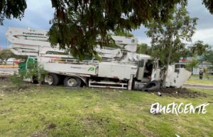 Grúa se sube a camellón de Centro Sur