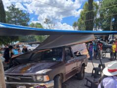 Camioneta sin control arrolla a dos personas en puesto de comida en Amealco