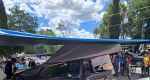 Camioneta sin control arrolla a dos personas en puesto de comida en Amealco