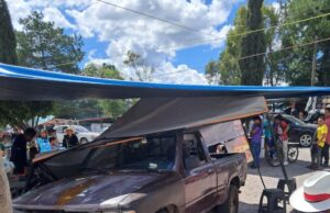 Camioneta sin control arrolla a dos personas en puesto de comida en Amealco