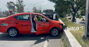 Choca taxi en la carretera 57 altura Casa Blanca