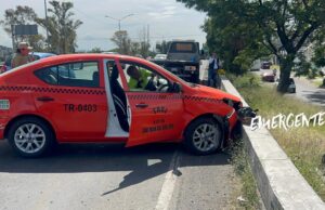 Choca taxi en la carretera 57 altura Casa Blanca