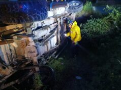 Tres menores y un adulto salen ilesos tras volcadura en Pedro Escobedo