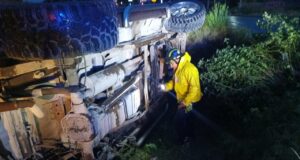 Tres menores y un adulto salen ilesos tras volcadura en Pedro Escobedo