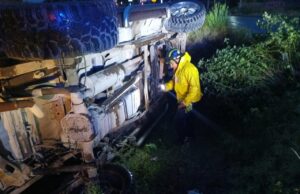 Tres menores y un adulto salen ilesos tras volcadura en Pedro Escobedo