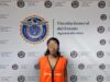 OBSERVÓ QUE A UNA PERSONA QUE SE CAYÓ SU CARTERA Y ESPERO QUE SE FUERA PARA RECOGERLA