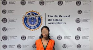 OBSERVÓ QUE A UNA PERSONA QUE SE CAYÓ SU CARTERA Y ESPERO QUE SE FUERA PARA RECOGERLA