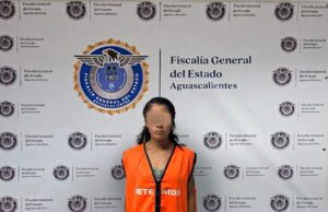 OBSERVÓ QUE A UNA PERSONA QUE SE CAYÓ SU CARTERA Y ESPERO QUE SE FUERA PARA RECOGERLA