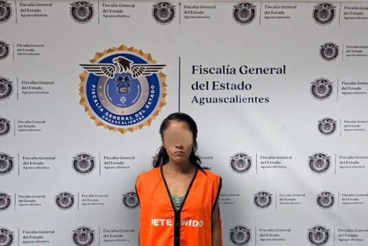 OBSERVÓ QUE A UNA PERSONA QUE SE CAYÓ SU CARTERA Y ESPERO QUE SE FUERA PARA RECOGERLA