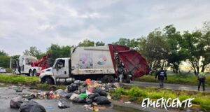 Vuelca camión de basura en el Libramiento Norponiente