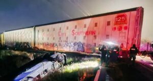 Camión de pasajeros intento ganarle el paso al Tren en Atongo