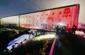 Camión de pasajeros intento ganarle el paso al Tren en Atongo