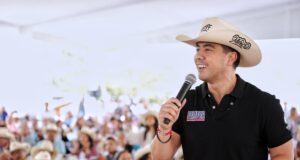 Felifer Macías no se separa de su cargo como Luis Nava
