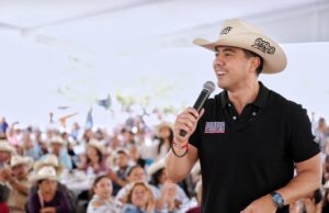 Felifer Macías no se separa de su cargo como Luis Nava