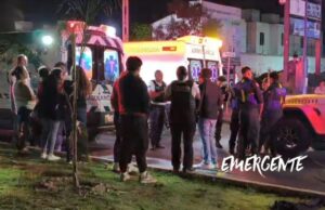 Motocicleta se incendia tras arrollar dos mujeres en Blvrd de la Nación