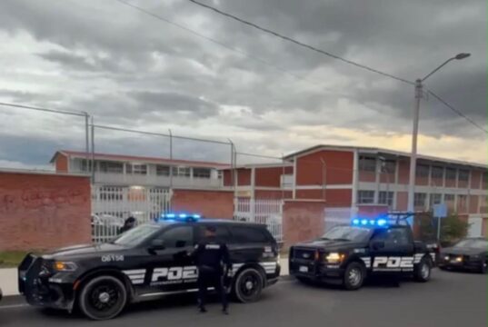 Joven deja 4 lesionados en secundaria de Querétaro