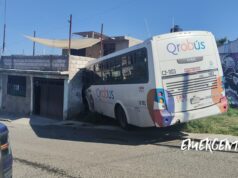 Qrobus 54 choca contra muro de un domicilio en La Negreta
