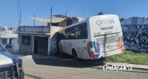Qrobus 54 choca contra muro de un domicilio en La Negreta