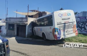 Qrobus 54 choca contra muro de un domicilio en La Negreta