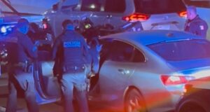 Mujer en auto robado es detenida en Persecución policial en Centro Sur